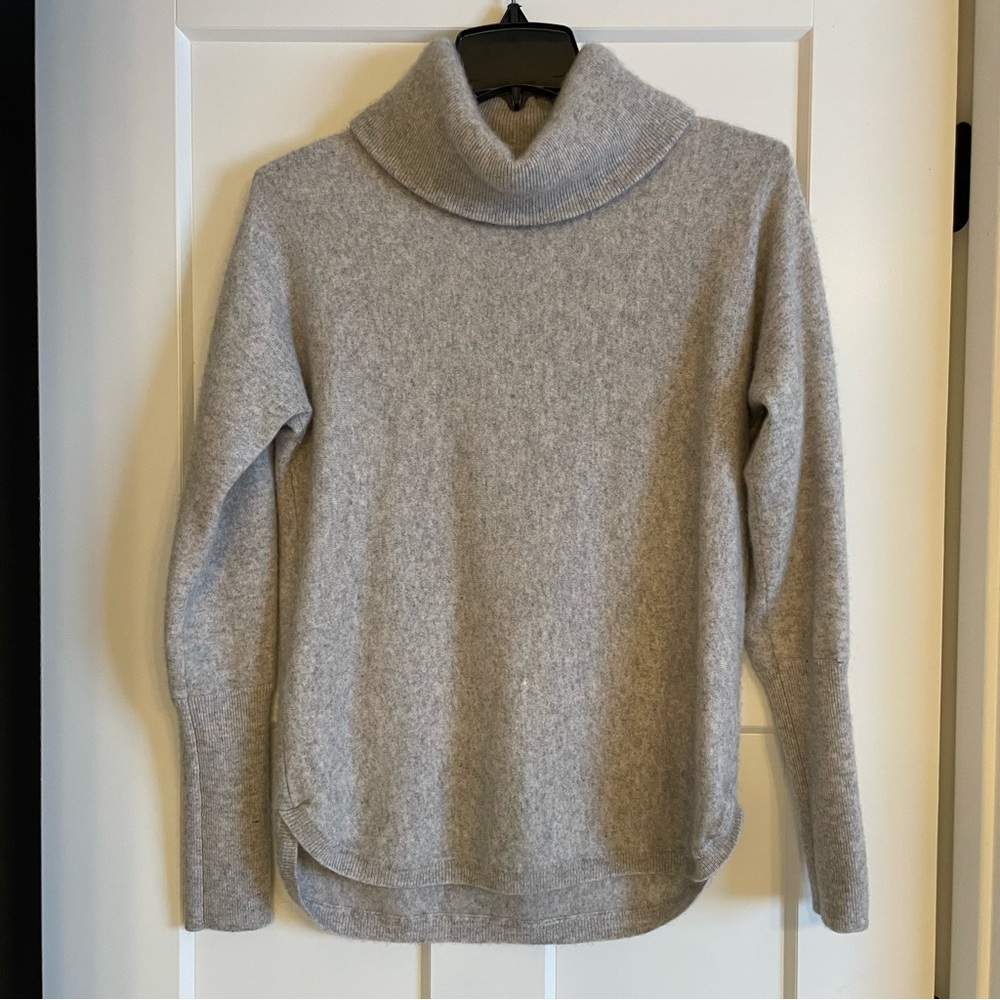 Light Heather Gray Cowl Neck Cashmere Sweater with Relaxed Fit and Soft Texture